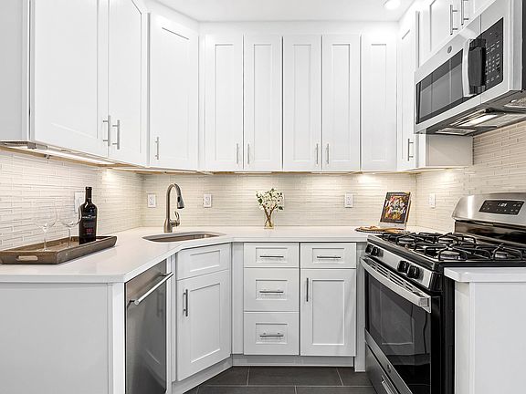 4th image of 200 E 27th St APT 15B