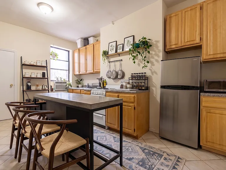 213 E 5th St #8 — Photo 4