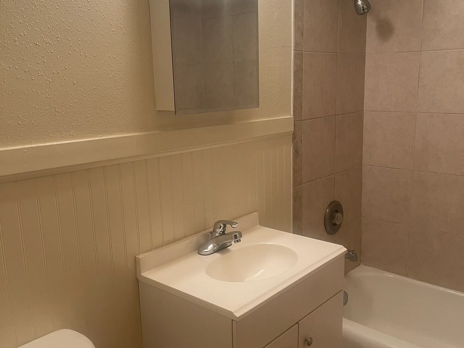 1 bed, 800 sqft, $1,050 — Photo 2