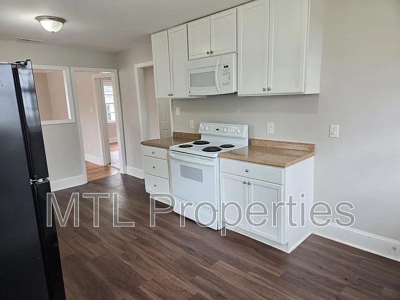 2 bed, 1.0 bath, 900 sqft, $1,300 — Photo 3
