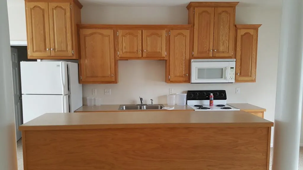 706 Canterbury Dr — Photo 4