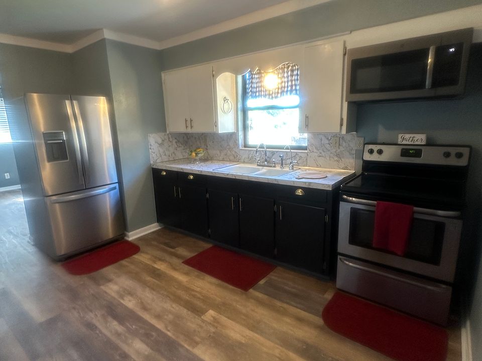 Kitchen w/Stainless Steel Appliances