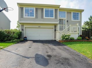 869 Fox Chase Dr, Round Lake Beach, IL