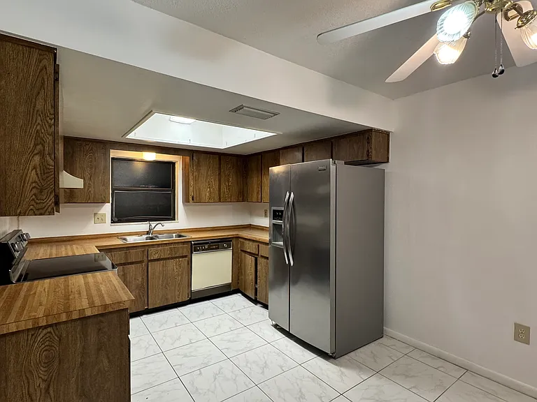 3091 Saint Clair Ave #B — Photo 14
