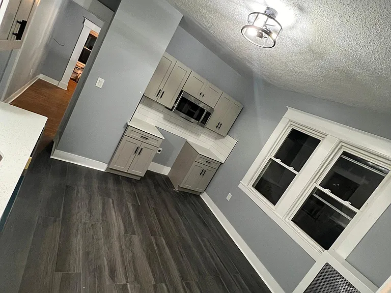 180 Oak Grove Ave — Photo 3