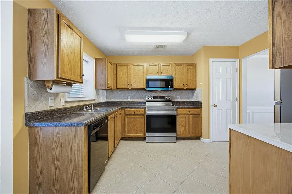 3 bed, 2.5 bath, 1550 sqft, $1,850 — Photo 3