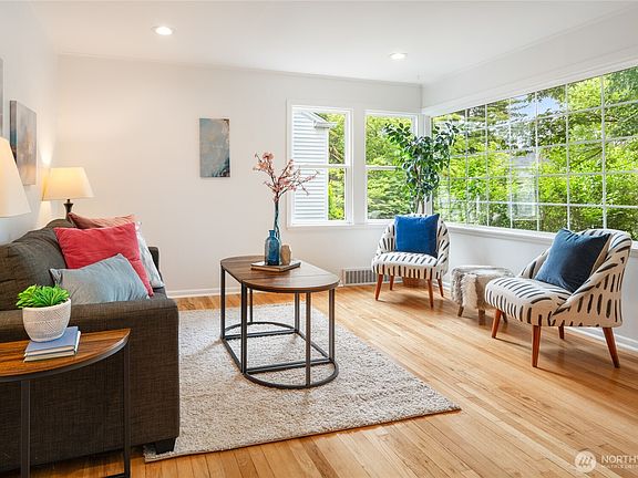 3rd image of 4718 49th Avenue SW
