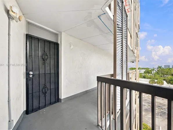 3475 N Country Club Dr, Aventura, FL