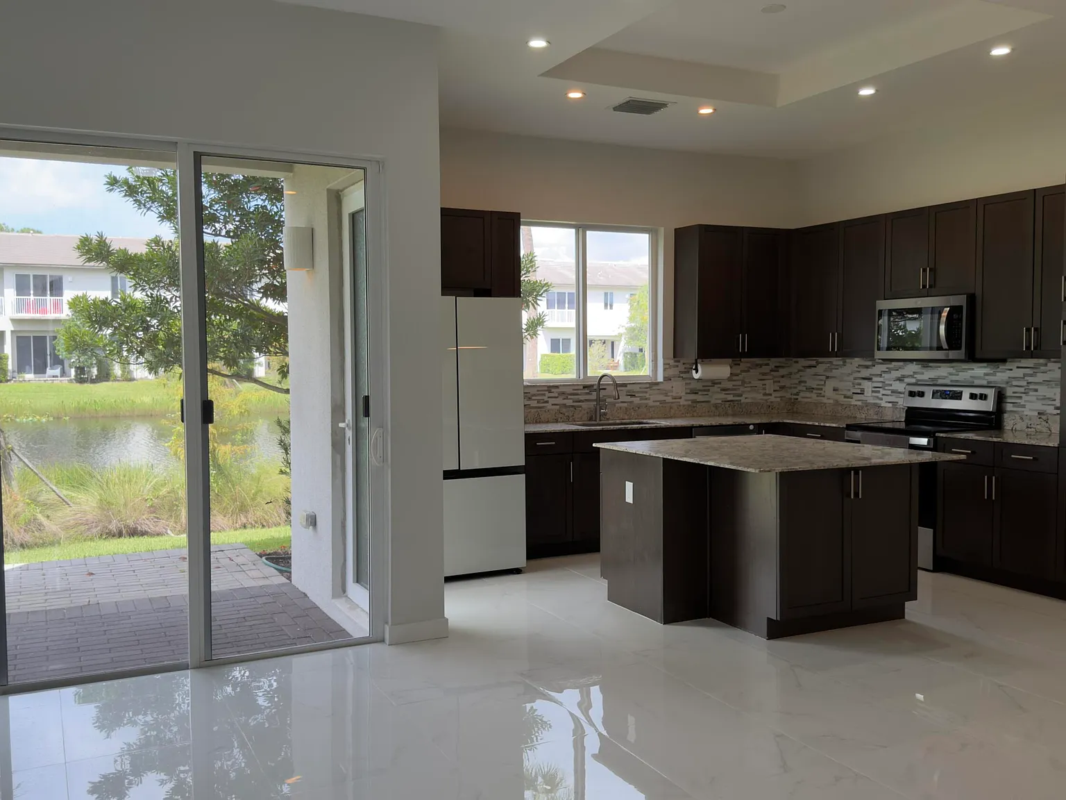 4 bed, 3.5 bath, 2008 sqft, $3,395 — Photo 2