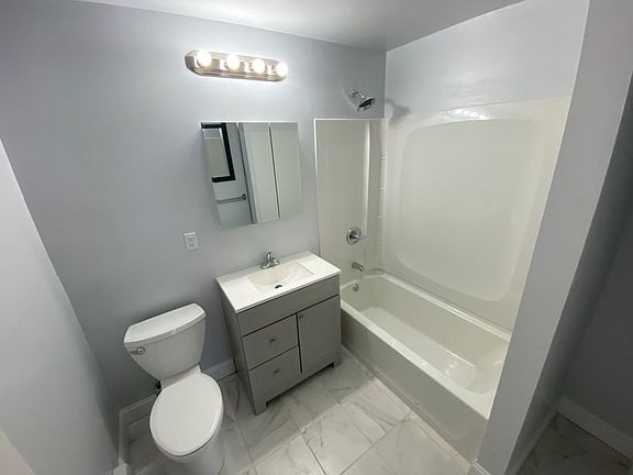 4th image of 293-301 Farmington Ave #301-202