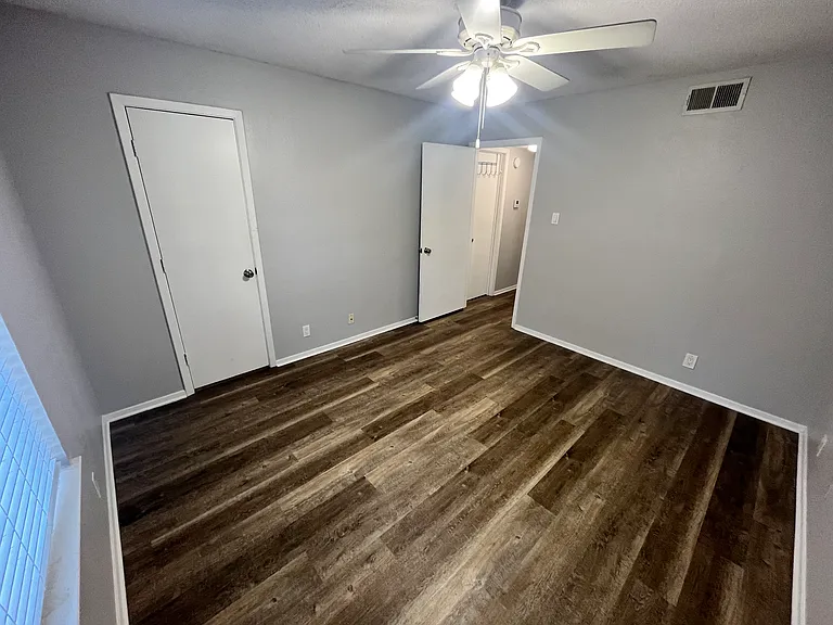 906 N Austin St — Photo 13