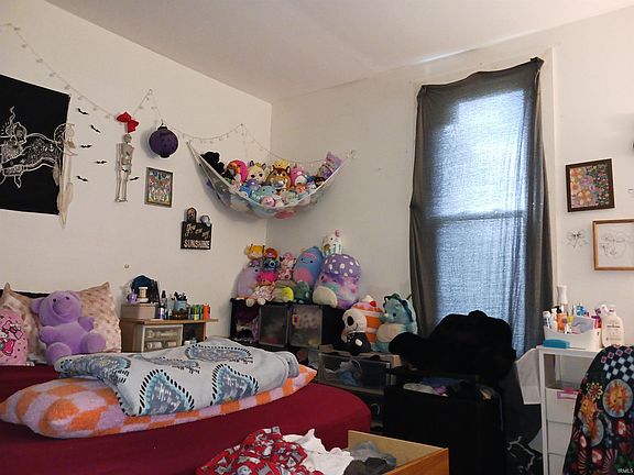 3rd image of 925 Burgess St