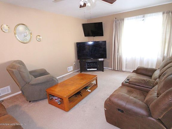 4th image of 1099 Huguenot Ave