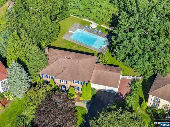 19 Thornhill Dr, Ramsey, NJ 07446