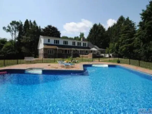 (undisclosed Address), Glen Head, NY 11545