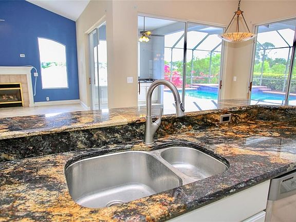 5th image of 228 Alexandra Woods Dr