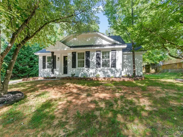 5931 Hunters Crossing Ln, Charlotte, NC 28215