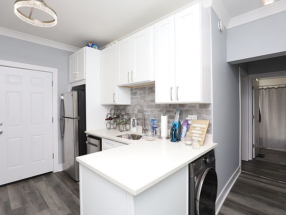 3rd image of 1417 W Hutchinson St #6H