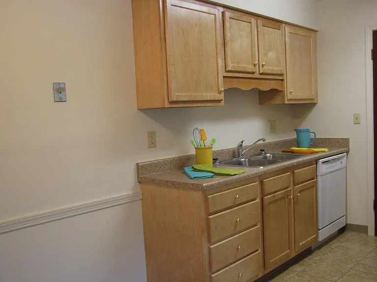 Colony/Penn Grove Apartments — Photo 9