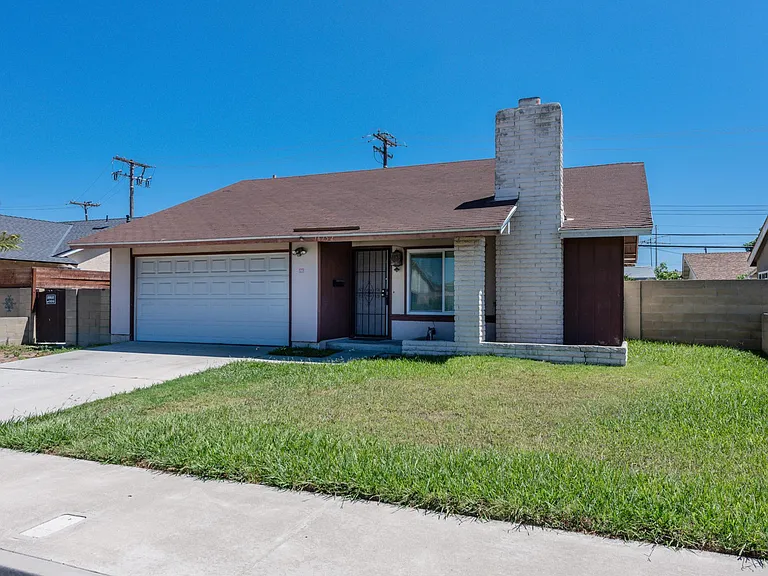 16752 Leafwood Cir — Photo 1