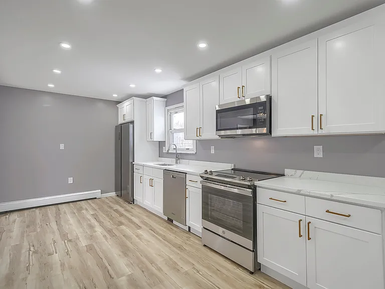 447 Clove Rd — Photo 14