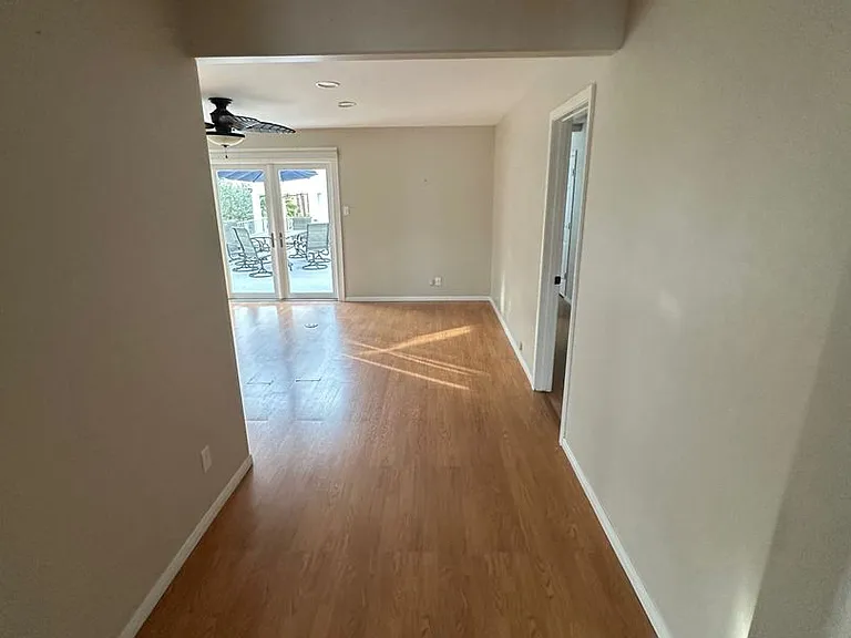4462 Santa Monica Ave — Photo 27