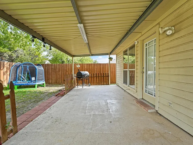 4702 Grovetree Ln — Photo 17