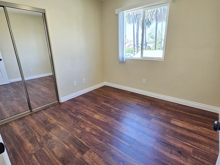 1719 W 39th Pl — Photo 10