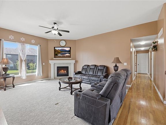 3rd image of 805 Bellflower Ln