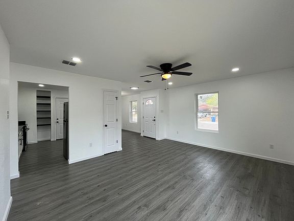 5th image of 813 Saint Peter St