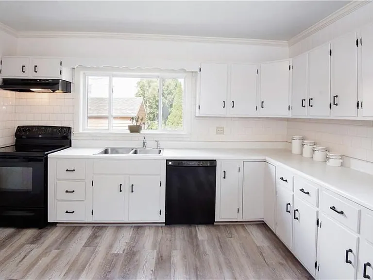27 Peckham Ave — Photo 15
