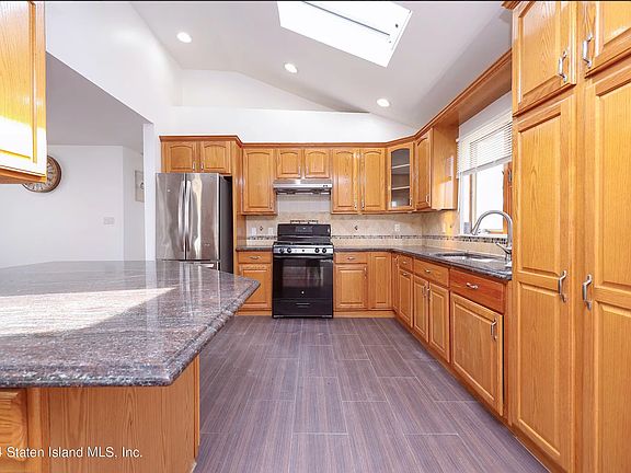 4th image of 548 Naughton Ave #2L