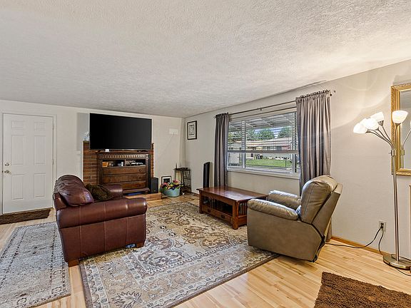 5th image of 404 S Central Valley Dr