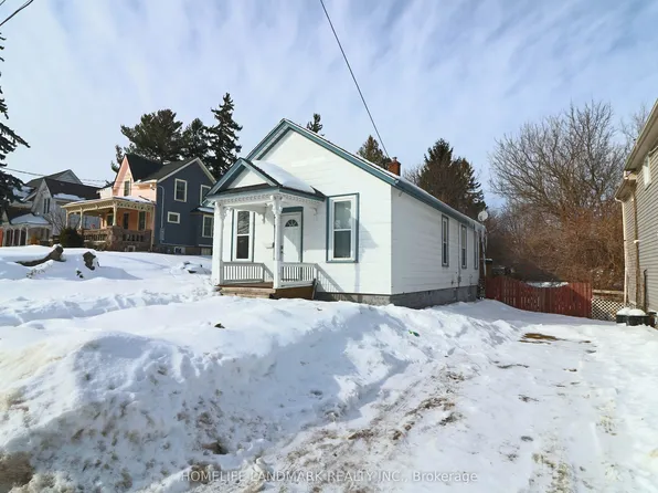 5761 Peer St, Niagara Falls, ON L2G 1W9