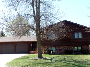 755 21st St, Windom, MN 56101