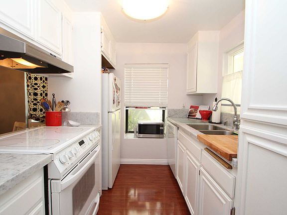 5th image of 18411 Hatteras Street #123