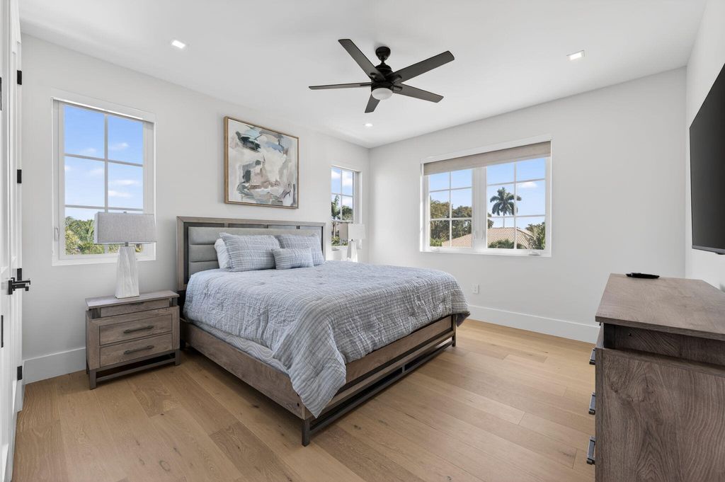310 SE 9TH Court, photo 9