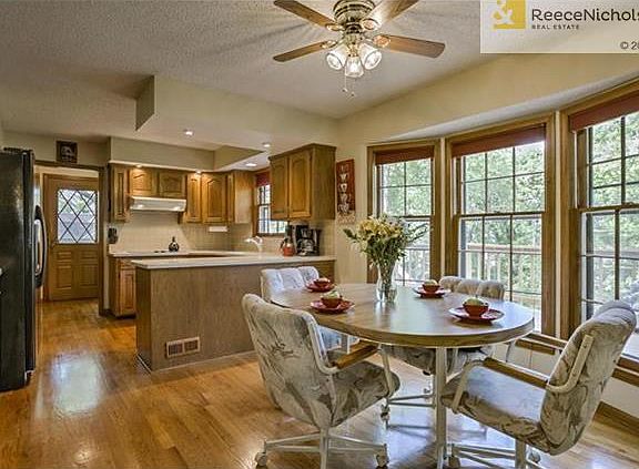 Light and bright breakfast room with bay window.