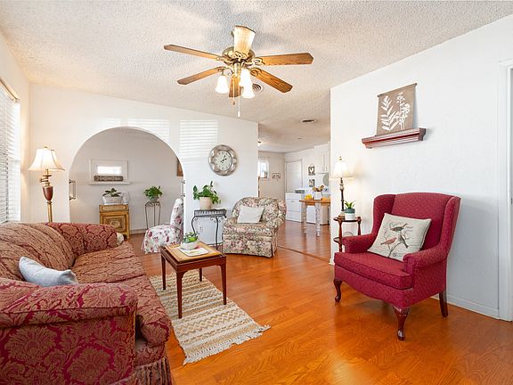 3rd image of 2209 N Mockingbird Ln