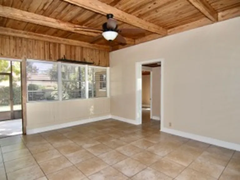 1940 Sunset Ln — Photo 4