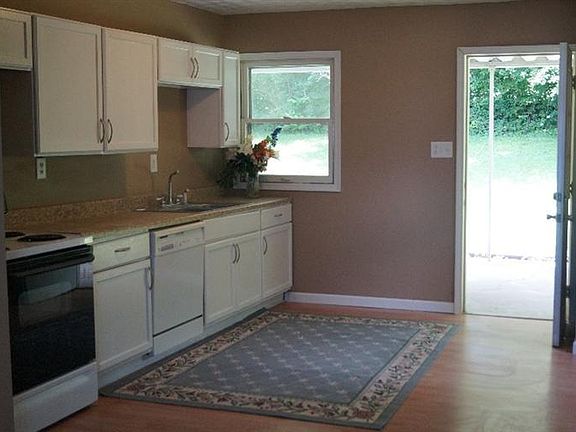 3rd image of 24 Damon Ct