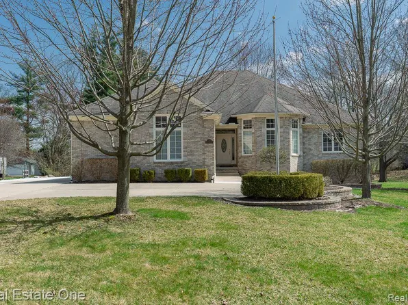 85 Orchardale Dr, Rochester Hills, MI 48309