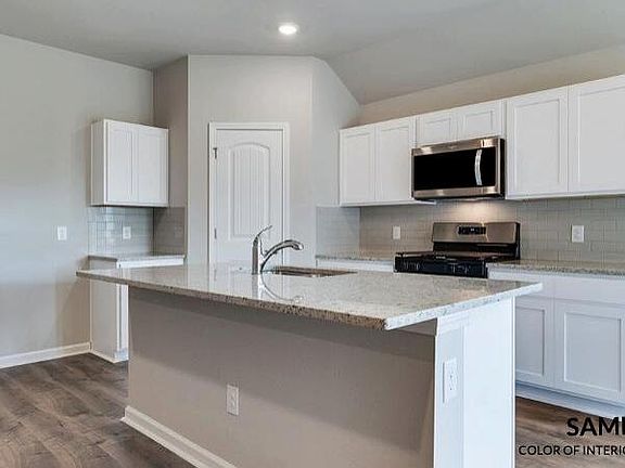 3rd image of 107 Pecan Heights Dr
