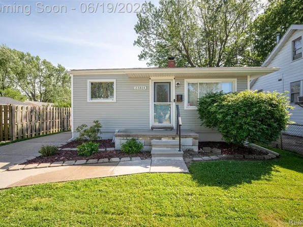 23814 Elmira St, Saint Clair Shores, MI 48082