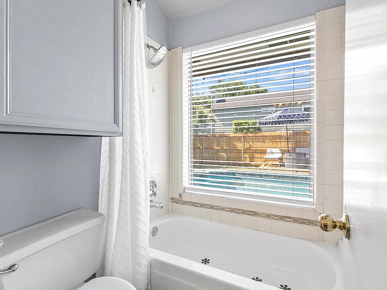 2445 Claremont Dr — Photo 16