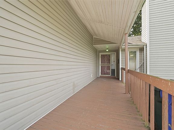 3rd image of 985 Saint Clair Ave