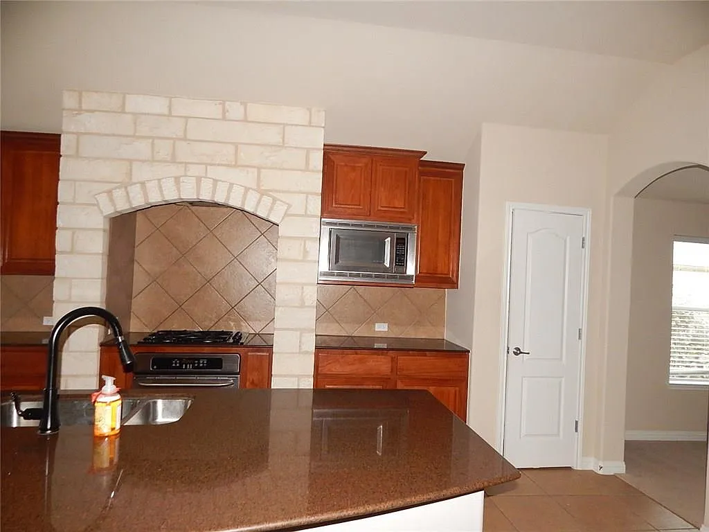 4 bed, 2.0 bath, 2642 sqft, $2,495 — Photo 4
