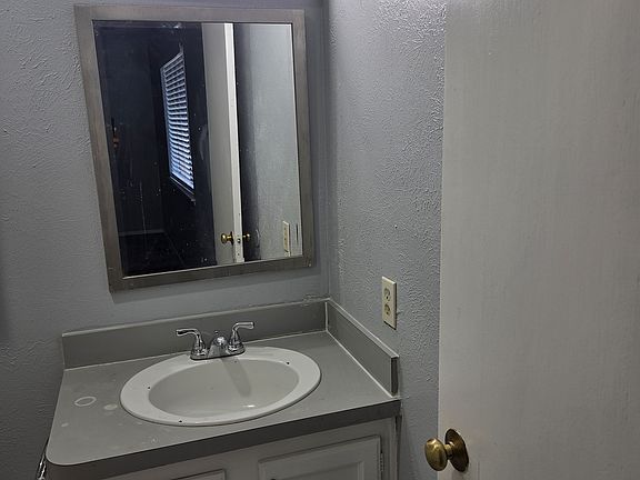 5th image of 605 Hillcrest St