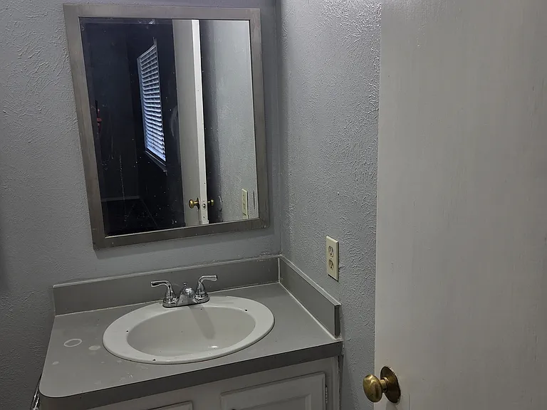 605 Hillcrest St — Photo 5