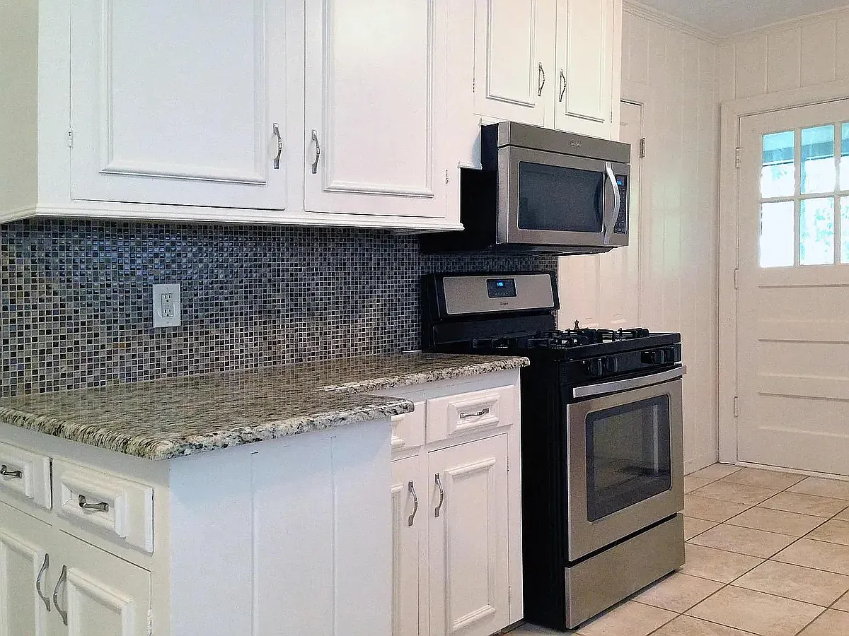 5 bed, 2049 sqft, $5,000 — Photo 4